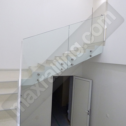 стъклен парапет с държачи